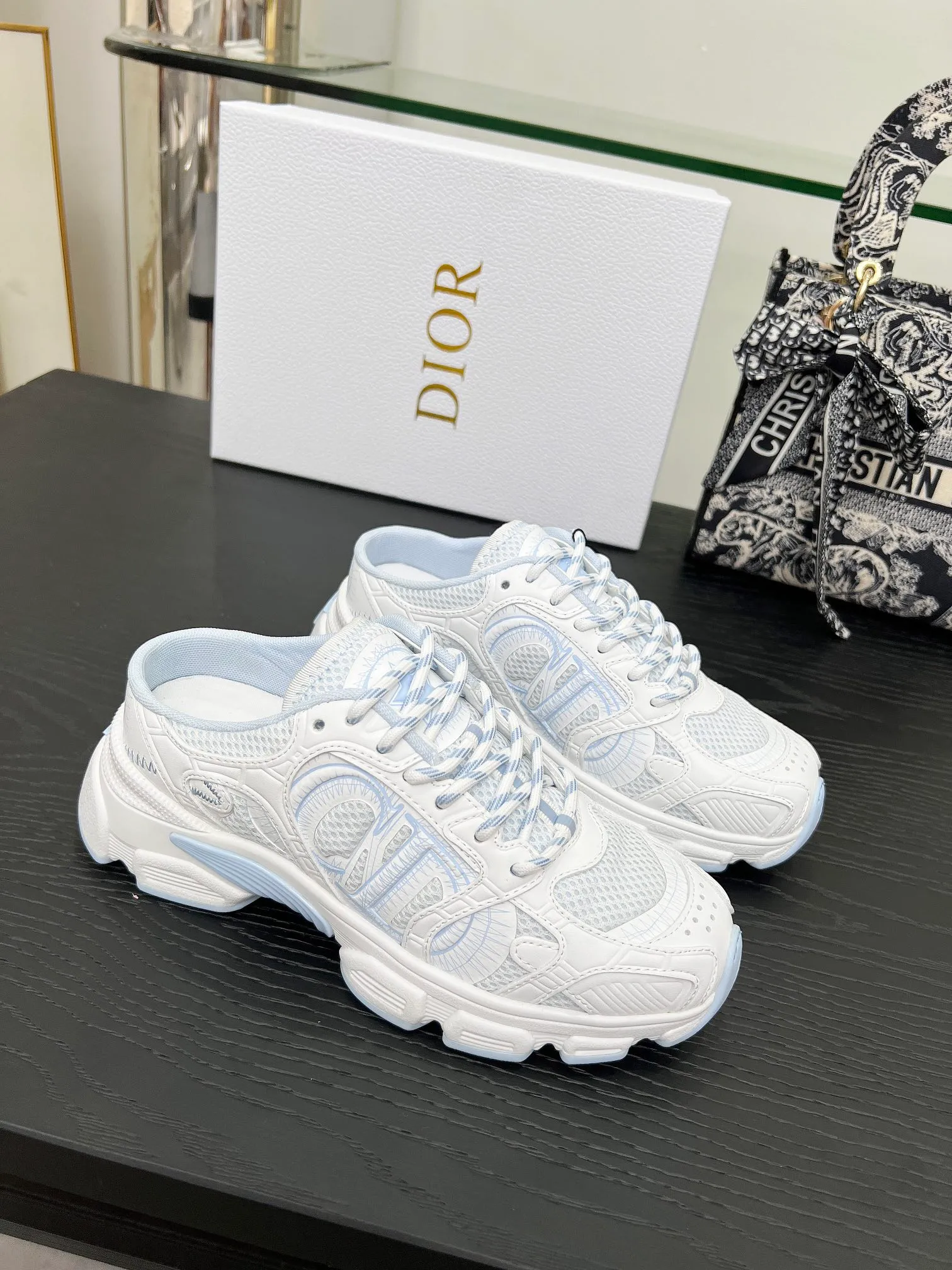 p560🐮🐮This Dior Chrono sports half slipper reinterprets running shoes with Dior's haute couture style. Gray mesh fabric is paired with tonal suede calfskin panels, the CD logo on the side, the star patch on the tongue and the Dior logo on the heel, all in classic fine detail. Featuring two-tone laces and a lightweight sole with star graphics, they can be worn year-round. Size: Women’s size 35-41 (35/42 can be customized) Men’s size 40-46 (men’s version is being printed) Color: 12 colors available